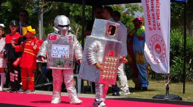 Mersin’de atıklar tasarıma dönüştü, çocuklar podyuma çıktı